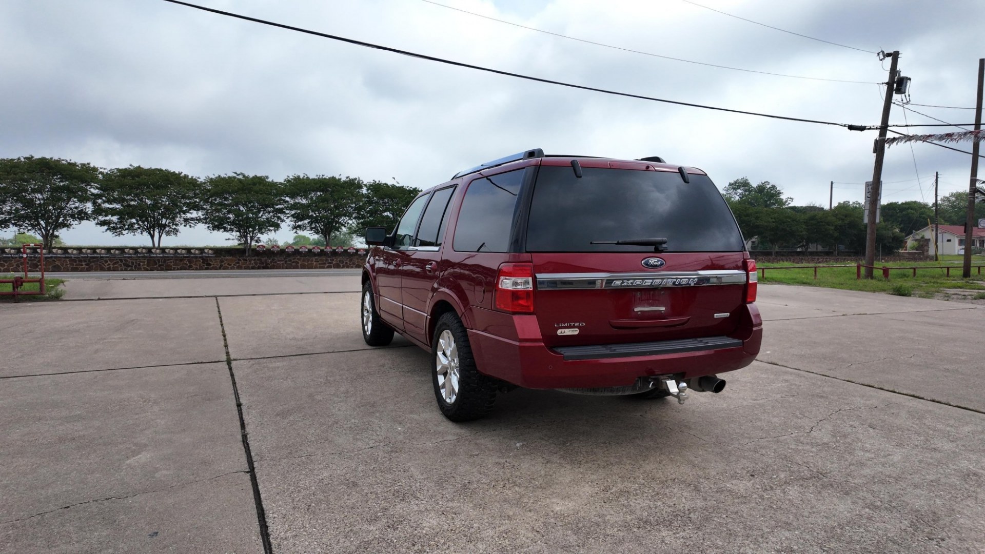 2017 /Dune, leather Ebony, leather Ford Exp Limited 4WD (1FMJU2AT2HE) with an 3.5L V6 DOHC 24V FFV engine, 6-Speed Automatic transmission, located at 605 West Oak St., West, TX, 76691, (254) 826-5852, 31.803682, -97.097832 - Photo#2