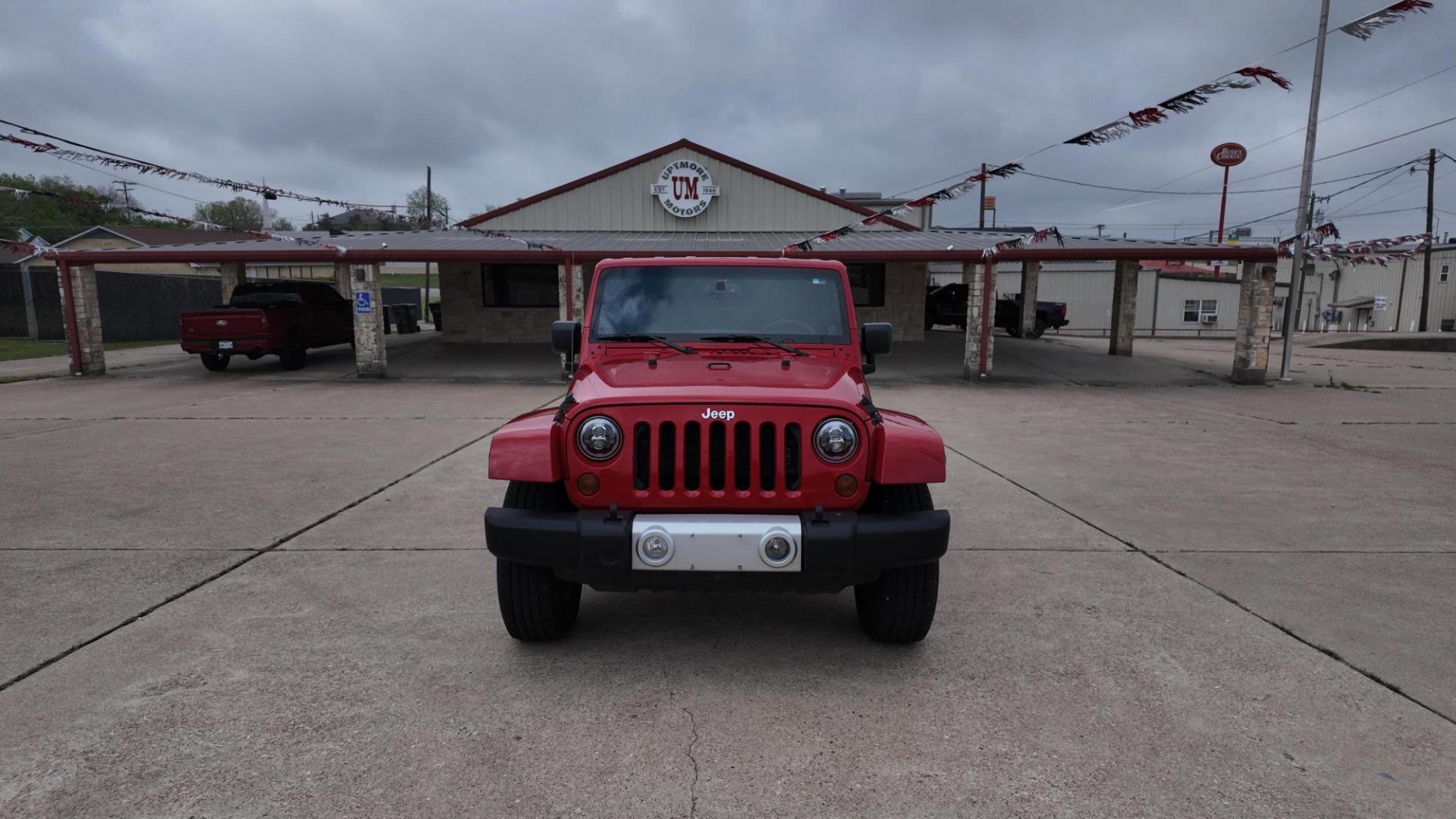 2013 /Black Cloth Interior Black Leather Interior Black/ Jeep Wran 45732 (1C4BJWEG6DL) with an 3.6L V6 DOHC 24V FFV engine, 5-Speed Automatic6-Speed Manual transmission, located at 605 West Oak St., West, TX, 76691, (254) 826-5852, 31.803682, -97.097832 - Photo#1