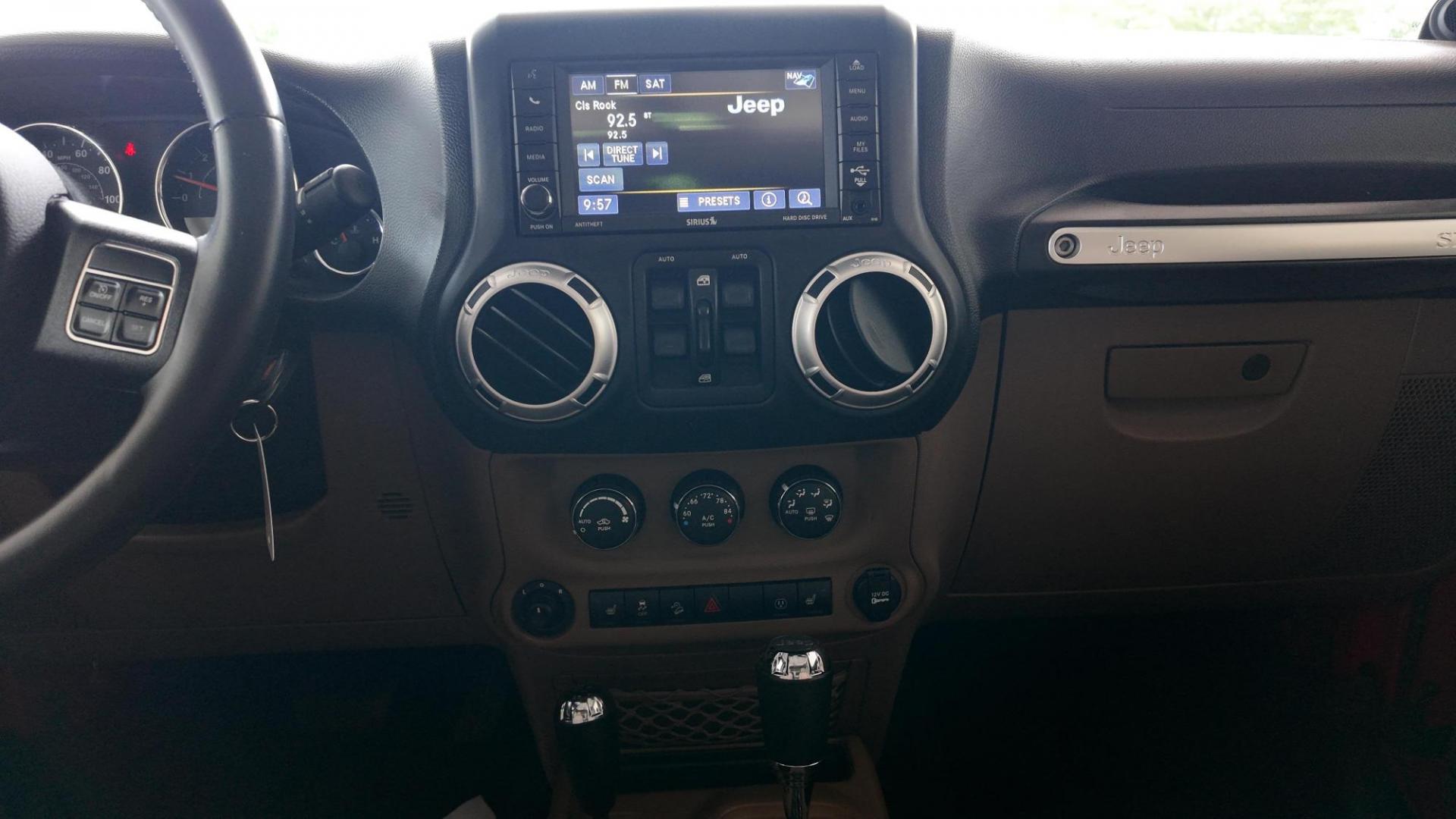 2013 /Black Cloth Interior Black Leather Interior Black/ Jeep Wran 45732 (1C4BJWEG6DL) with an 3.6L V6 DOHC 24V FFV engine, 5-Speed Automatic6-Speed Manual transmission, located at 605 West Oak St., West, TX, 76691, (254) 826-5852, 31.803682, -97.097832 - Photo#3