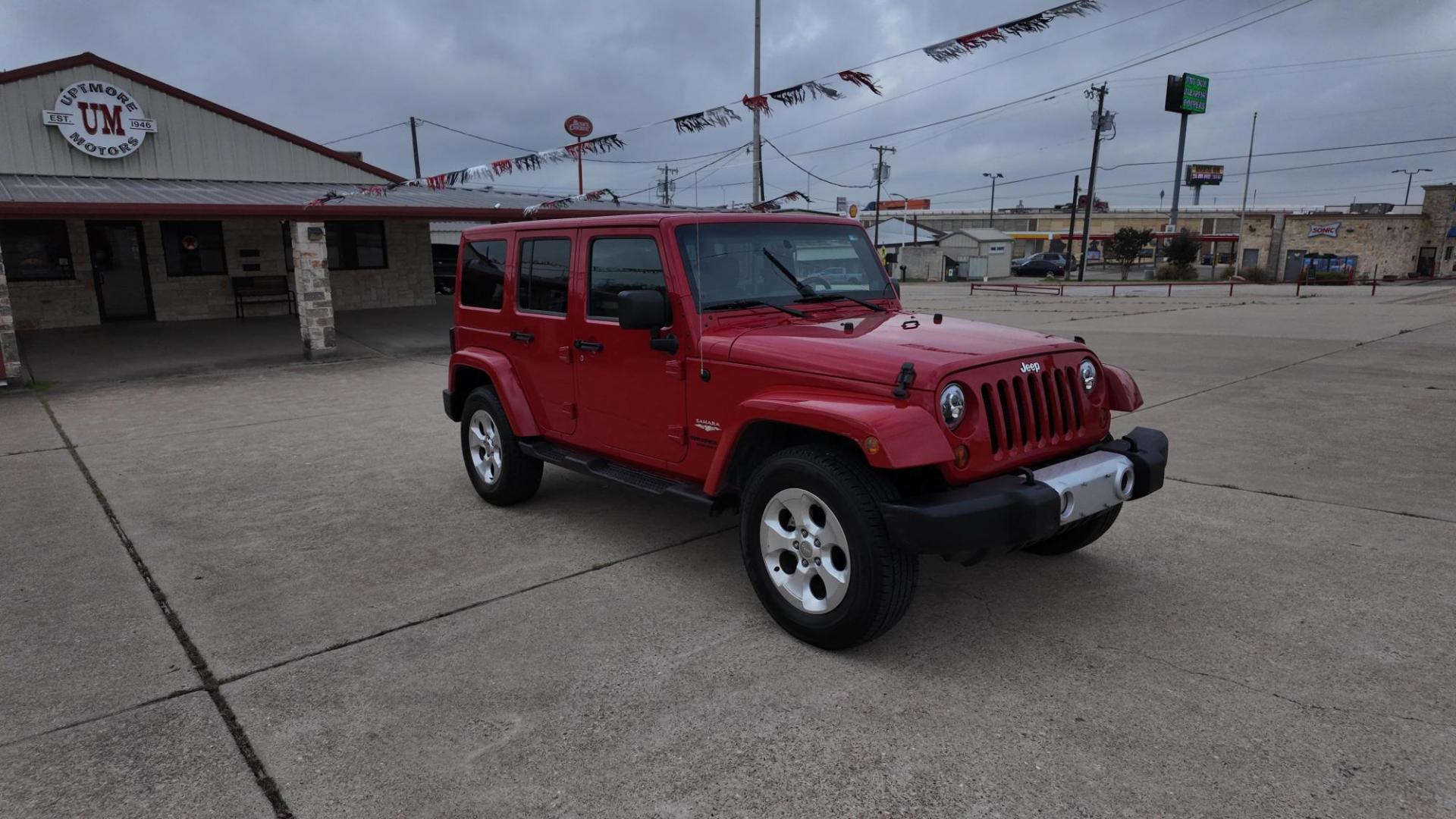2013 /Black Cloth Interior Black Leather Interior Black/ Jeep Wran 45732 (1C4BJWEG6DL) with an 3.6L V6 DOHC 24V FFV engine, 5-Speed Automatic6-Speed Manual transmission, located at 605 West Oak St., West, TX, 76691, (254) 826-5852, 31.803682, -97.097832 - Photo#4