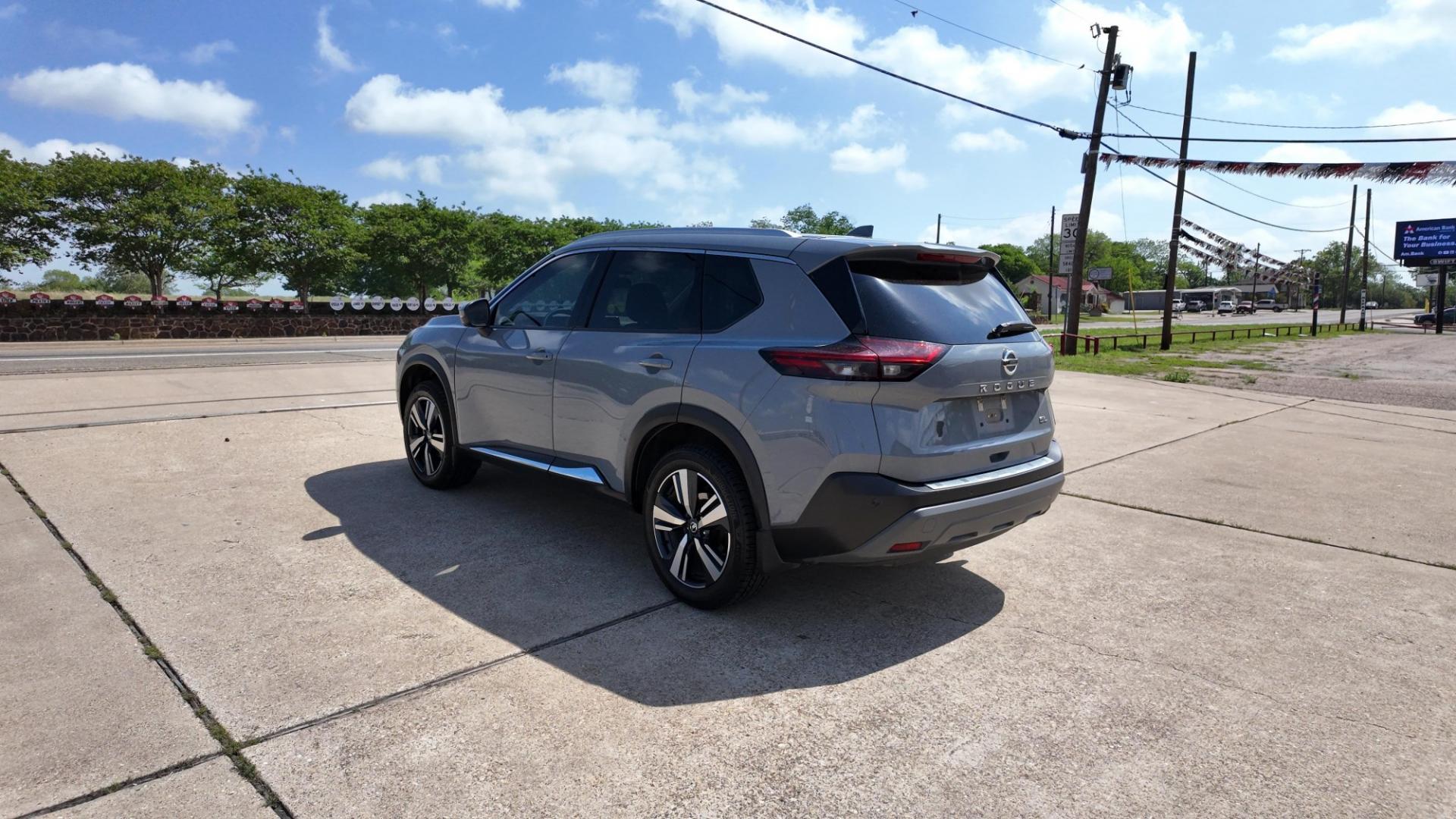 2021 /Charcoal Gray Nissan Rogue SL (5N1AT3CA0MC) with an 2.5L L4 DOHC 16V engine, Continuously Variable Transmission transmission, located at 605 West Oak St., West, TX, 76691, (254) 826-5852, 31.803682, -97.097832 - Photo#2