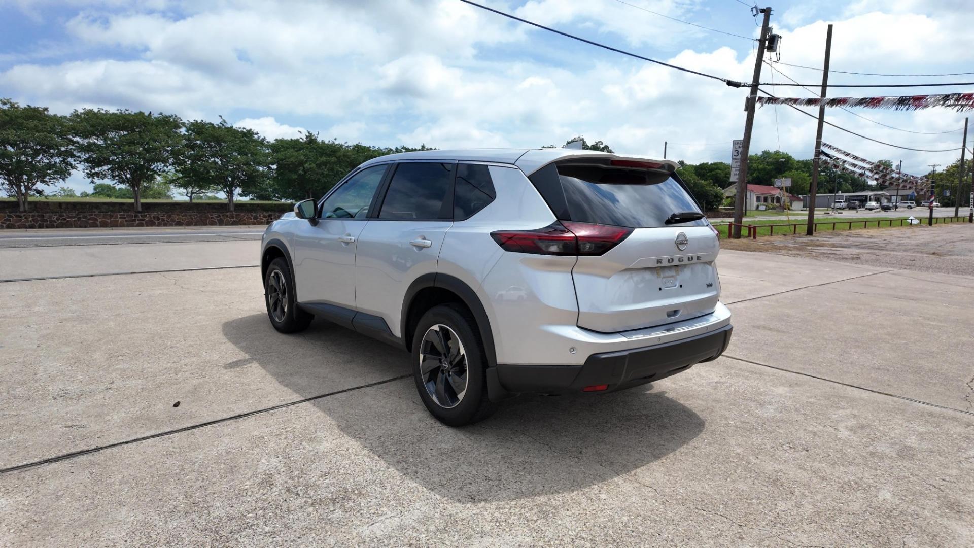 2024 /Light Gray Charcoal Nissan Rogue SV (5N1BT3BA6RC) with an 2.5L L4 DOHC 16V engine, Continuously Variable Transmission transmission, located at 605 West Oak St., West, TX, 76691, (254) 826-5852, 31.803682, -97.097832- Photo#2