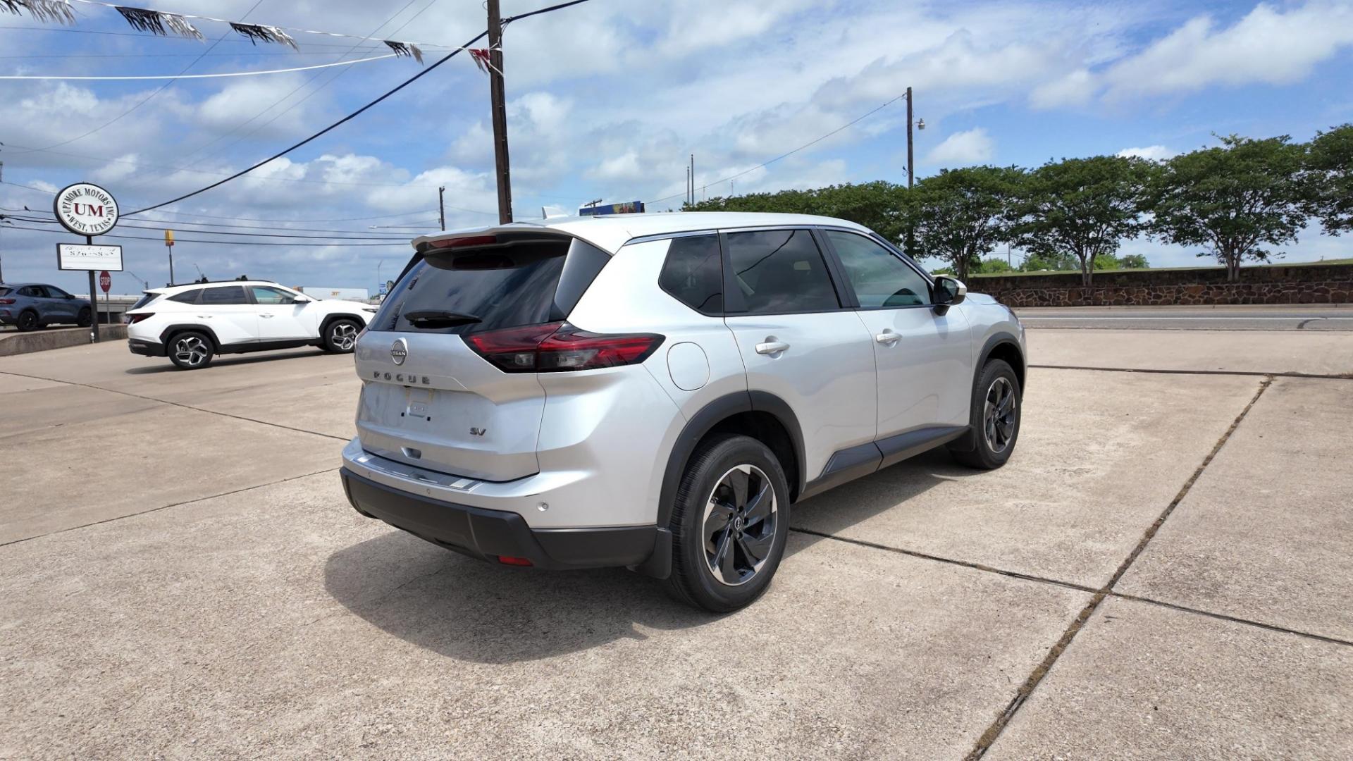 2024 /Light Gray Charcoal Nissan Rogue SV (5N1BT3BA6RC) with an 2.5L L4 DOHC 16V engine, Continuously Variable Transmission transmission, located at 605 West Oak St., West, TX, 76691, (254) 826-5852, 31.803682, -97.097832- Photo#3