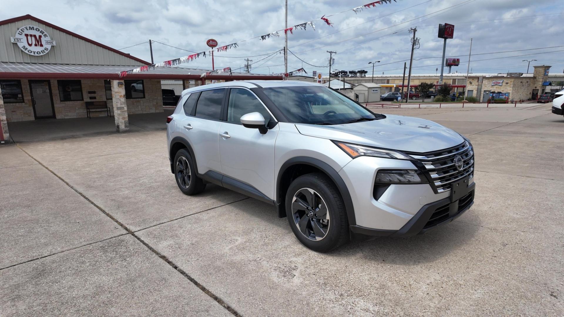 2024 /Light Gray Charcoal Nissan Rogue SV (5N1BT3BA6RC) with an 2.5L L4 DOHC 16V engine, Continuously Variable Transmission transmission, located at 605 West Oak St., West, TX, 76691, (254) 826-5852, 31.803682, -97.097832- Photo#4