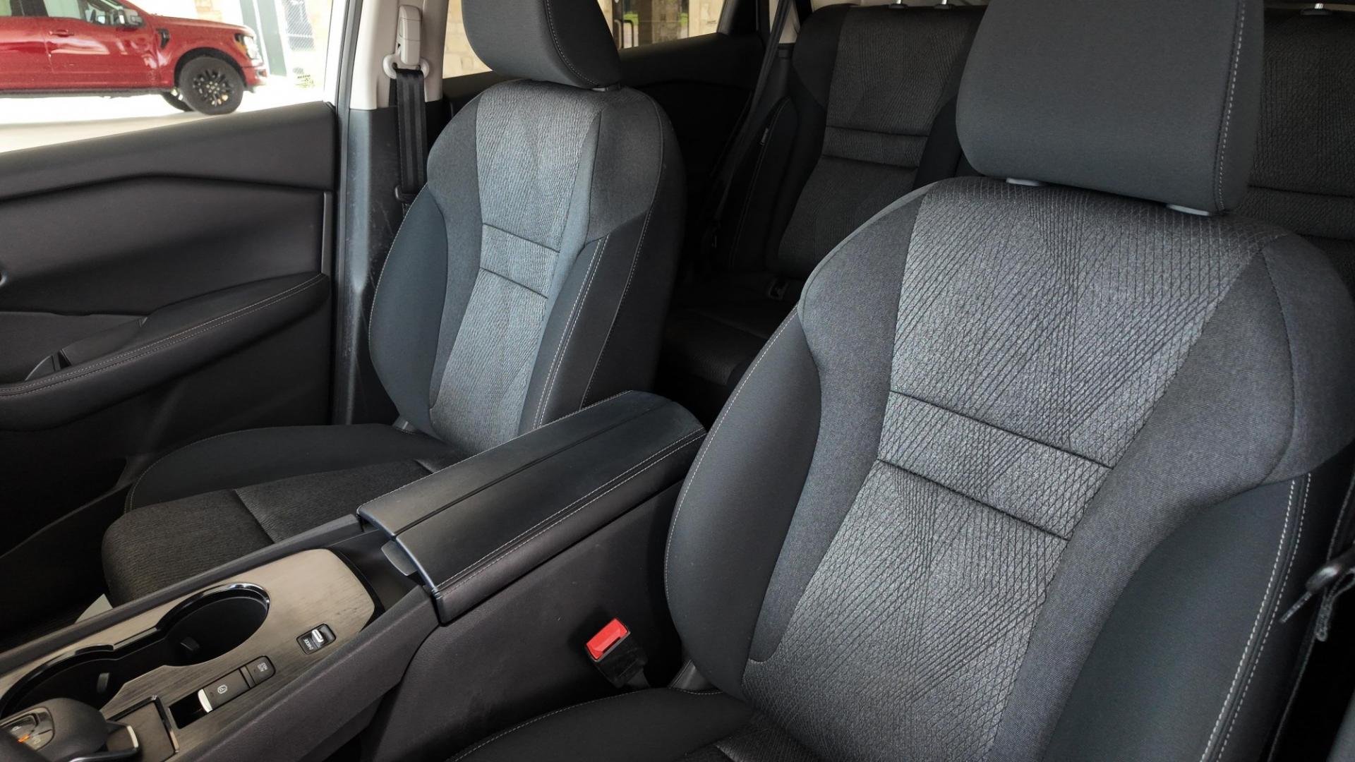 2024 /Light Gray Charcoal Nissan Rogue SV (5N1BT3BA6RC) with an 2.5L L4 DOHC 16V engine, Continuously Variable Transmission transmission, located at 605 West Oak St., West, TX, 76691, (254) 826-5852, 31.803682, -97.097832- Photo#7