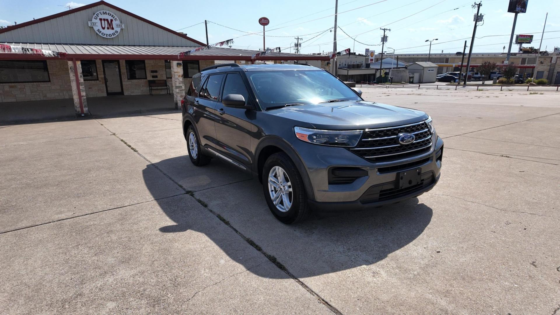 2020 /Ebony, leatherette Ebony, premium cloth Sandstone, Ford Explorer XLT 2WD (1FMSK7DHXLG) with an 2.3L L4 DOHC 16V engine, 10-Speed Automatic transmission, located at 605 West Oak St., West, TX, 76691, (254) 826-5852, 31.803682, -97.097832- Photo#4