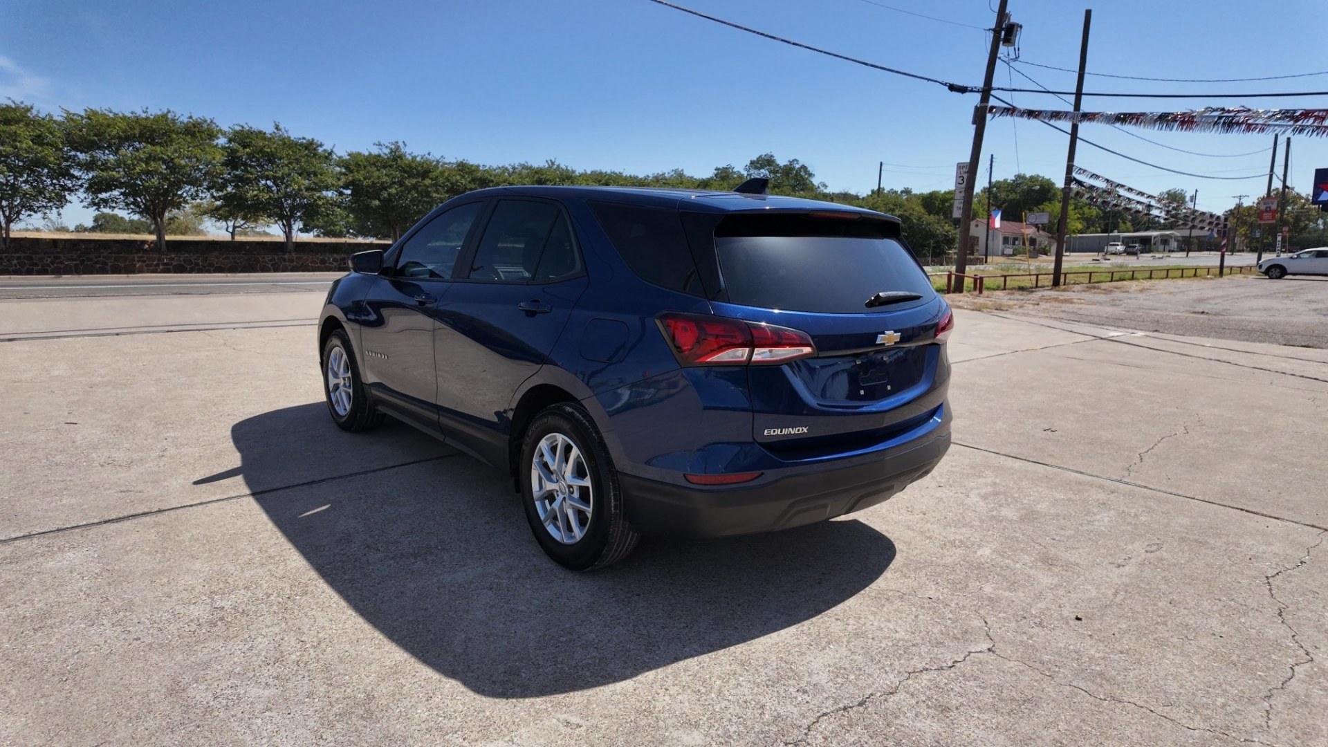 2022 /Medium Ash Gray Chevrolet Equinox LS 2WD (3GNAXHEV5NS) with an 1.5L L4 DOHC 16V TURBO engine, 6-Speed Automatic transmission, located at 605 West Oak St., West, TX, 76691, (254) 826-5852, 31.803682, -97.097832- Photo#2