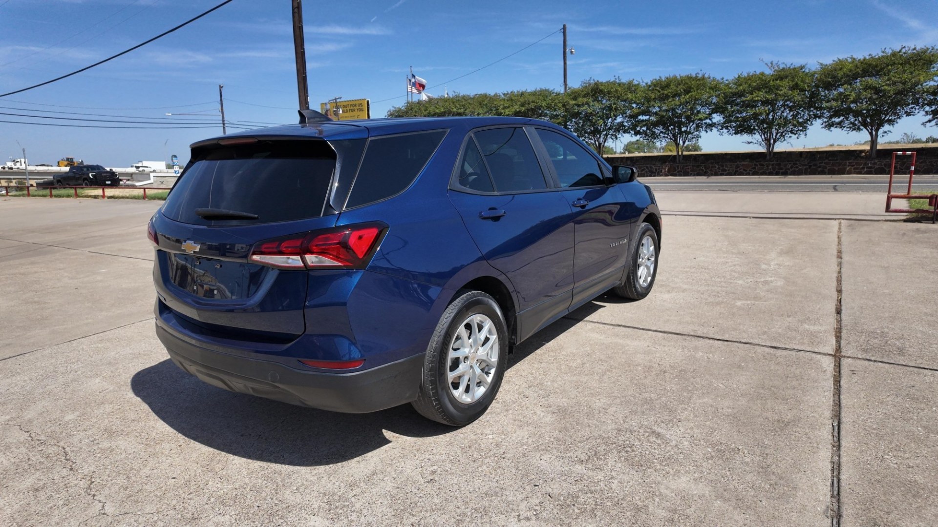 2022 /Medium Ash Gray Chevrolet Equinox LS 2WD (3GNAXHEV5NS) with an 1.5L L4 DOHC 16V TURBO engine, 6-Speed Automatic transmission, located at 605 West Oak St., West, TX, 76691, (254) 826-5852, 31.803682, -97.097832- Photo#3