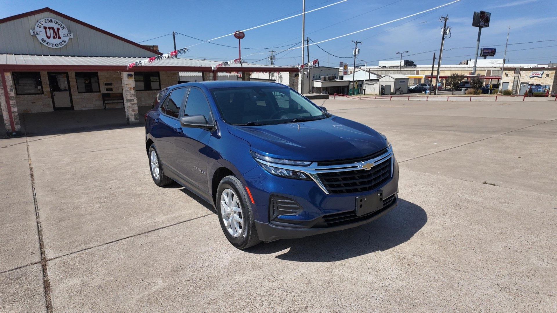 2022 /Medium Ash Gray Chevrolet Equinox LS 2WD (3GNAXHEV5NS) with an 1.5L L4 DOHC 16V TURBO engine, 6-Speed Automatic transmission, located at 605 West Oak St., West, TX, 76691, (254) 826-5852, 31.803682, -97.097832- Photo#4