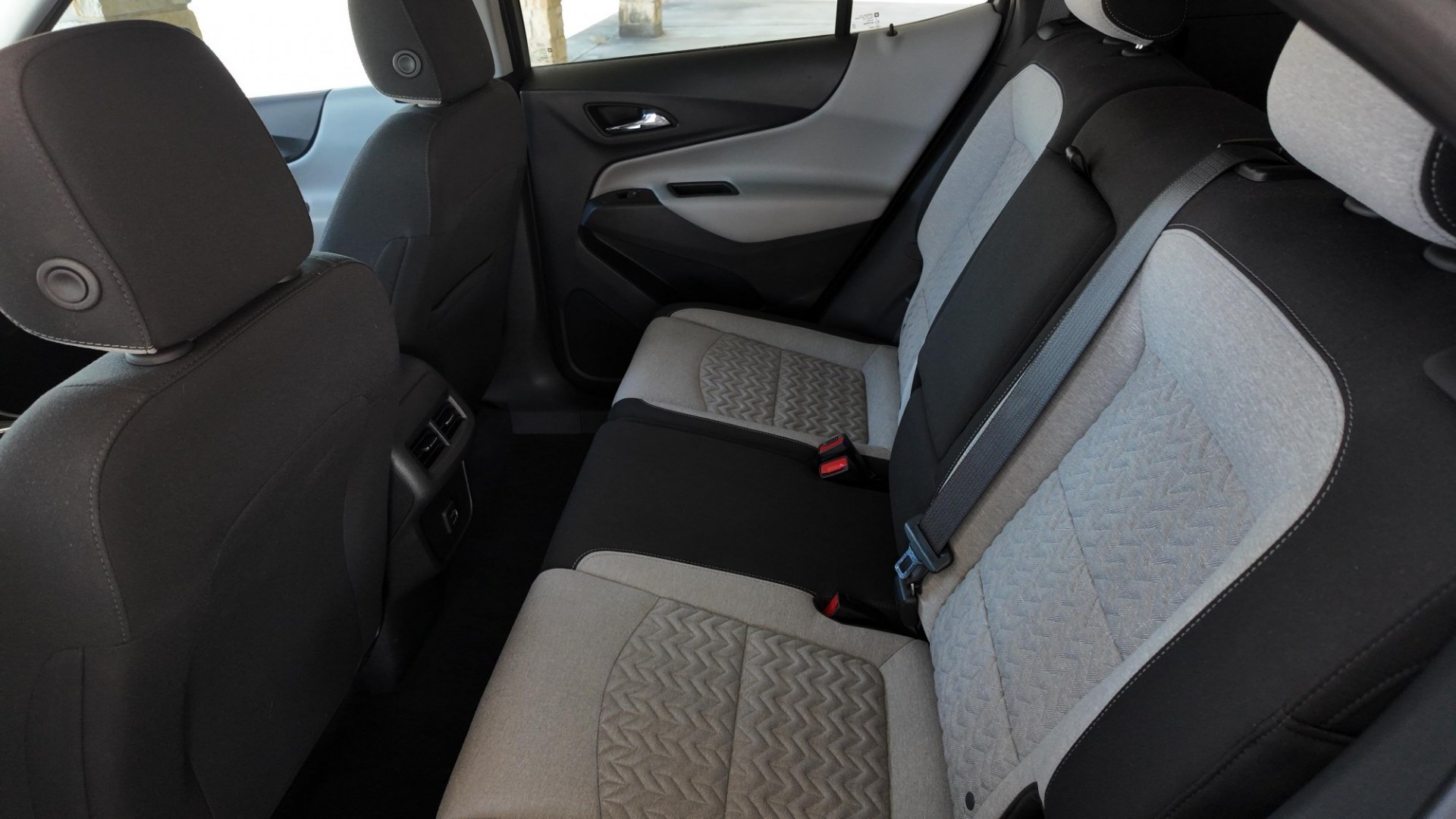 2022 /Medium Ash Gray Chevrolet Equinox LS 2WD (3GNAXHEV5NS) with an 1.5L L4 DOHC 16V TURBO engine, 6-Speed Automatic transmission, located at 605 West Oak St., West, TX, 76691, (254) 826-5852, 31.803682, -97.097832- Photo#9