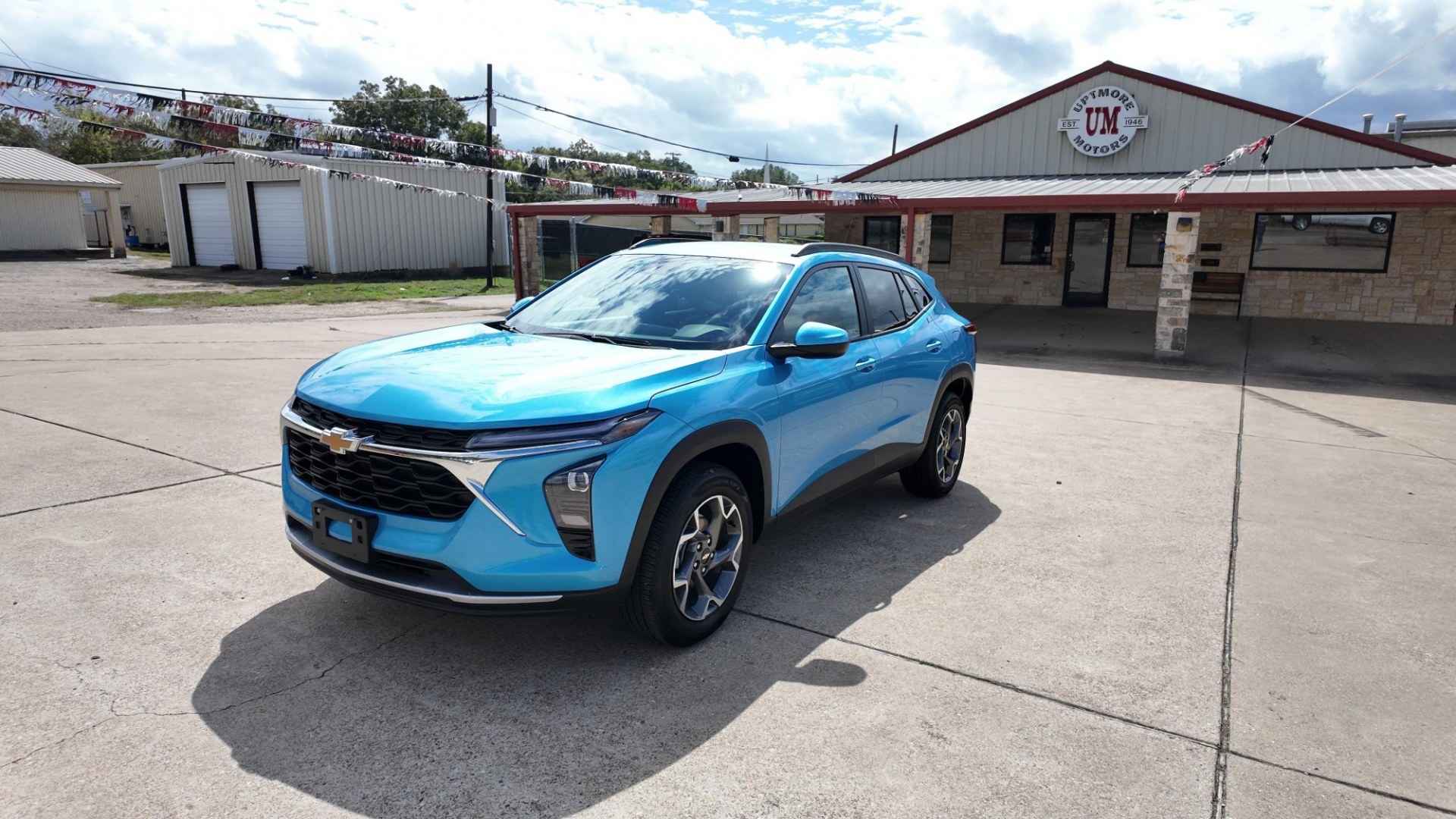 2025 /Jet Black w/Yellow Accents Jet Black w/Blue Accent Chevrolet Trax LT (KL77LHEP4SC) with an 1.2L L3 TURBO engine, 6-Speed Automatic transmission, located at 605 West Oak St., West, TX, 76691, (254) 826-5852, 31.803682, -97.097832- Photo#1