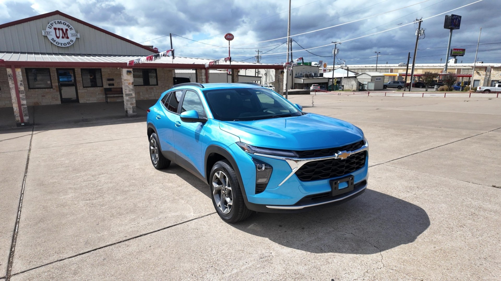 2025 /Jet Black w/Yellow Accents Jet Black w/Blue Accent Chevrolet Trax LT (KL77LHEP4SC) with an 1.2L L3 TURBO engine, 6-Speed Automatic transmission, located at 605 West Oak St., West, TX, 76691, (254) 826-5852, 31.803682, -97.097832- Photo#4