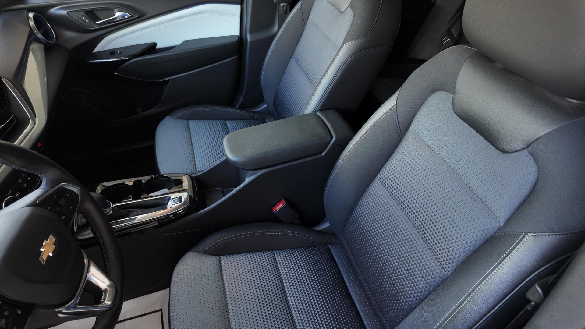 2025 /Jet Black w/Yellow Accents Jet Black w/Blue Accent Chevrolet Trax LT (KL77LHEP4SC) with an 1.2L L3 TURBO engine, 6-Speed Automatic transmission, located at 605 West Oak St., West, TX, 76691, (254) 826-5852, 31.803682, -97.097832- Photo#7