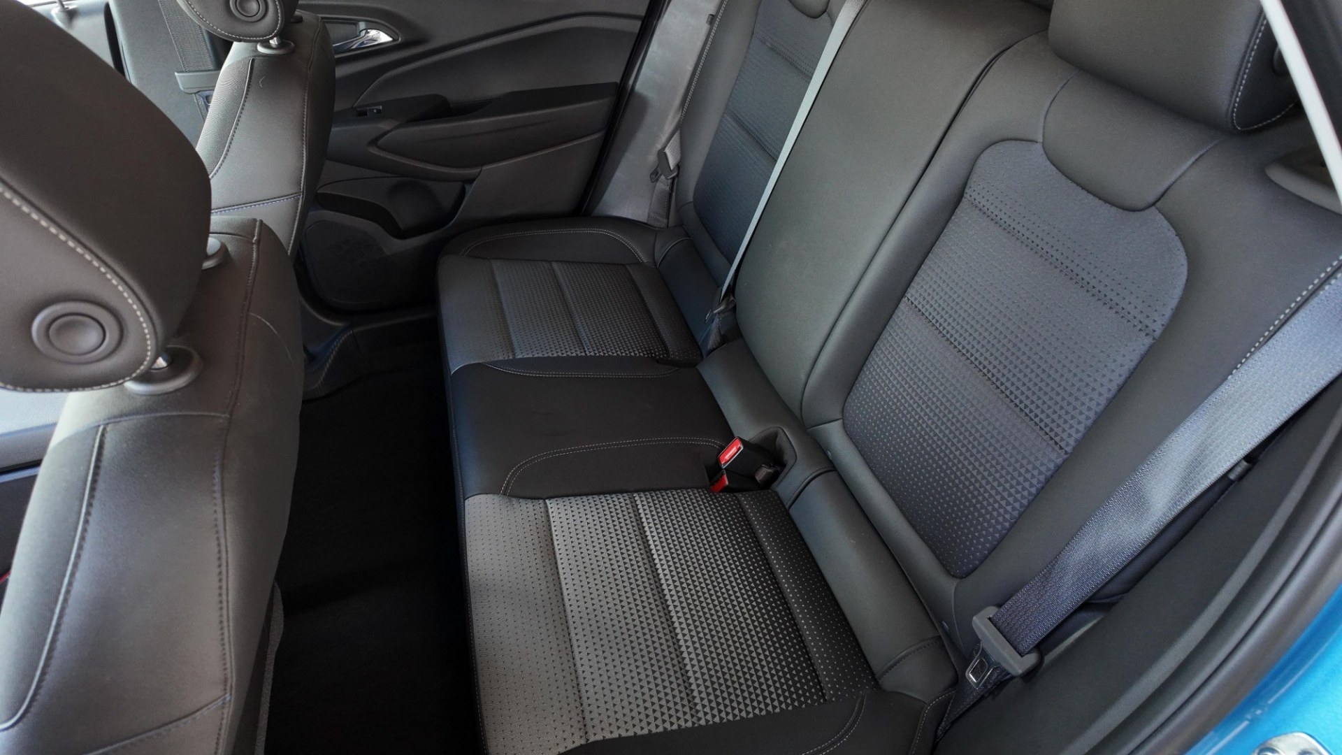 2025 /Jet Black w/Yellow Accents Jet Black w/Blue Accent Chevrolet Trax LT (KL77LHEP4SC) with an 1.2L L3 TURBO engine, 6-Speed Automatic transmission, located at 605 West Oak St., West, TX, 76691, (254) 826-5852, 31.803682, -97.097832- Photo#8