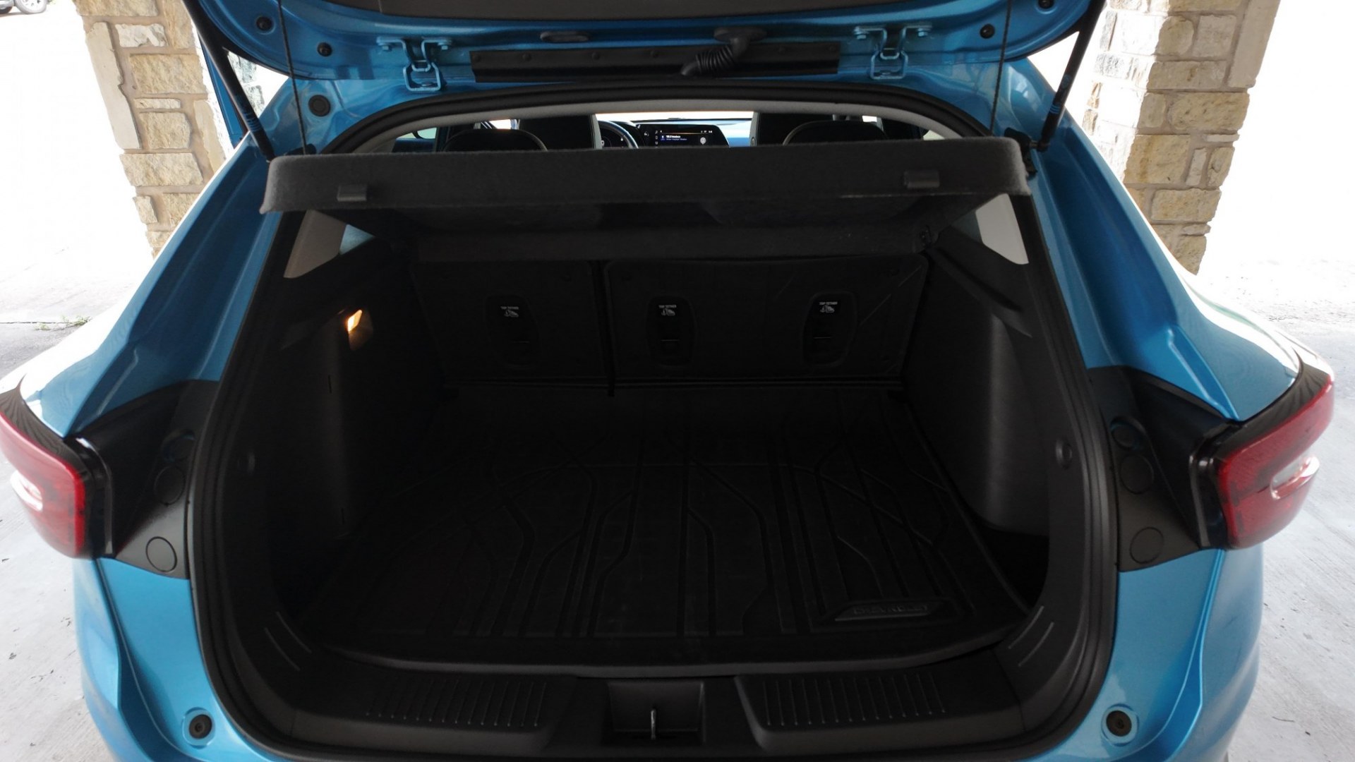 2025 /Jet Black w/Yellow Accents Jet Black w/Blue Accent Chevrolet Trax LT (KL77LHEP4SC) with an 1.2L L3 TURBO engine, 6-Speed Automatic transmission, located at 605 West Oak St., West, TX, 76691, (254) 826-5852, 31.803682, -97.097832- Photo#9