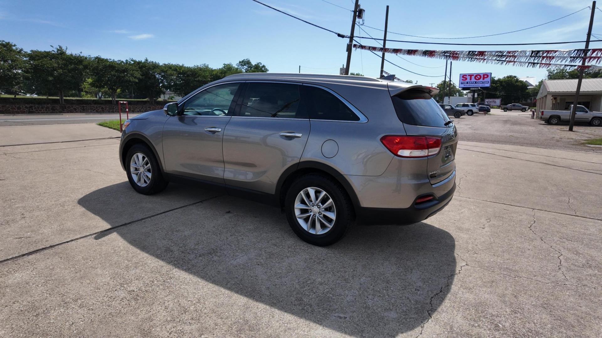 2016 Kia Sorento LX 2WD (5XYPG4A37GG) with an 2.4L L4 DOHC 16V engine, 6-Speed Automatic transmission, located at 605 West Oak St., West, TX, 76691, (254) 826-5852, 31.803682, -97.097832 - Photo#2