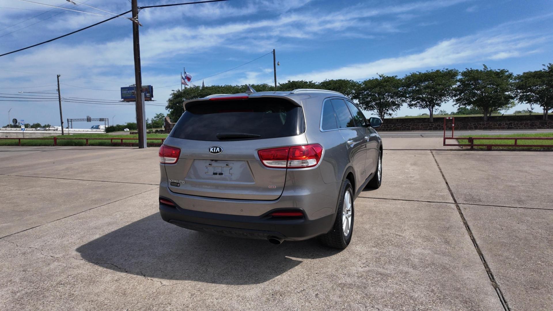 2016 Kia Sorento LX 2WD (5XYPG4A37GG) with an 2.4L L4 DOHC 16V engine, 6-Speed Automatic transmission, located at 605 West Oak St., West, TX, 76691, (254) 826-5852, 31.803682, -97.097832 - Photo#3