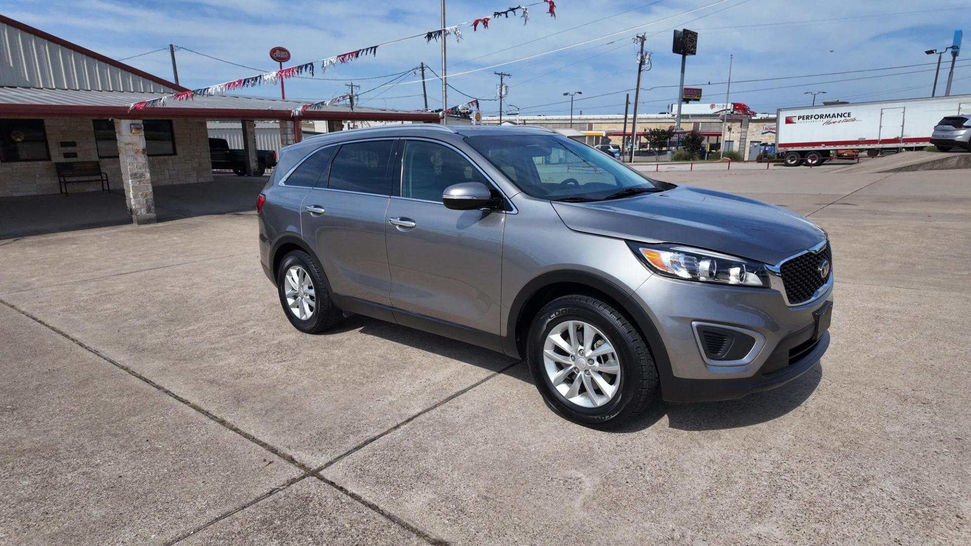 2016 Kia Sorento LX 2WD (5XYPG4A37GG) with an 2.4L L4 DOHC 16V engine, 6-Speed Automatic transmission, located at 605 West Oak St., West, TX, 76691, (254) 826-5852, 31.803682, -97.097832 - Photo#4