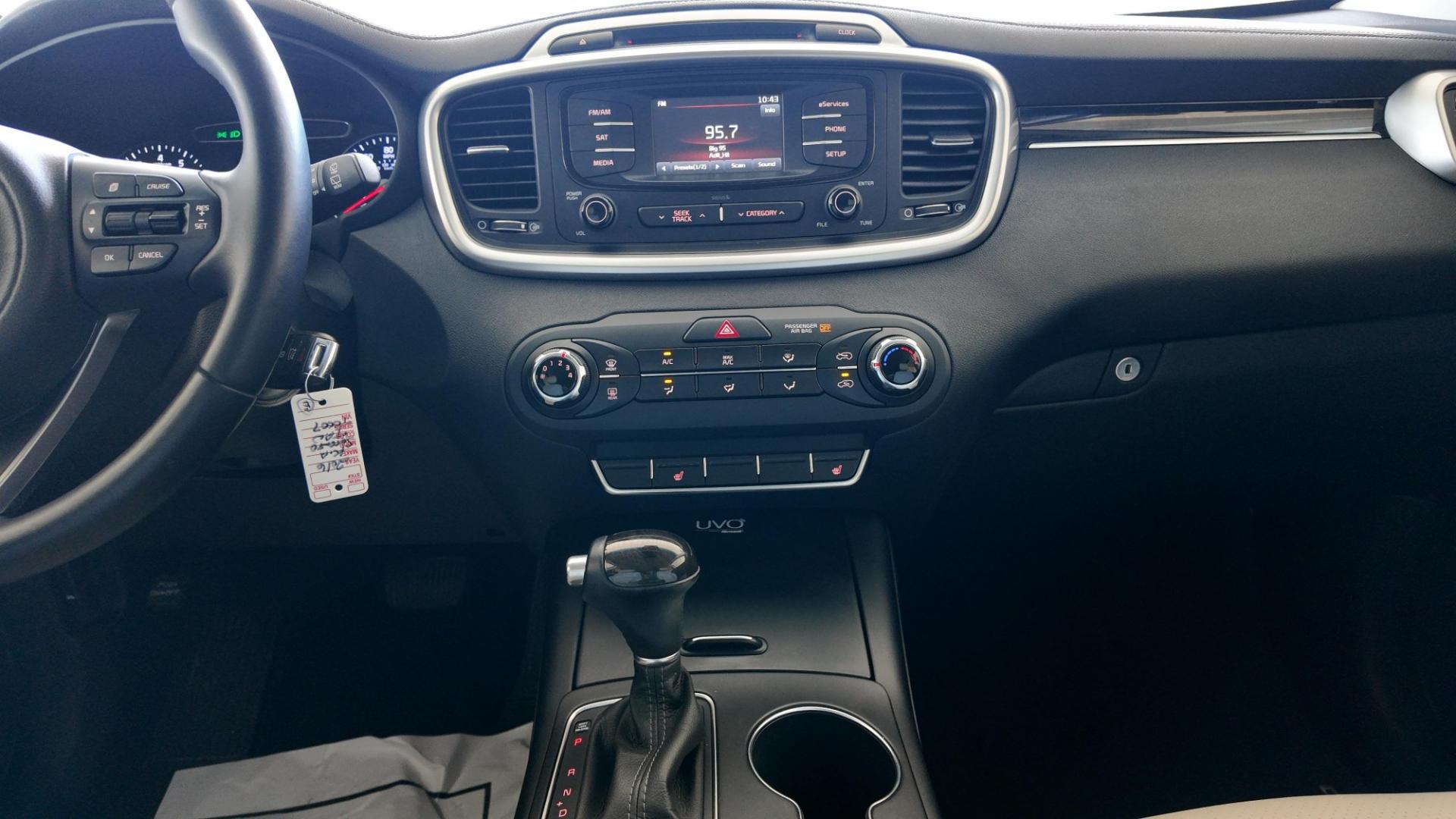 2016 Kia Sorento LX 2WD (5XYPG4A37GG) with an 2.4L L4 DOHC 16V engine, 6-Speed Automatic transmission, located at 605 West Oak St., West, TX, 76691, (254) 826-5852, 31.803682, -97.097832 - Photo#6
